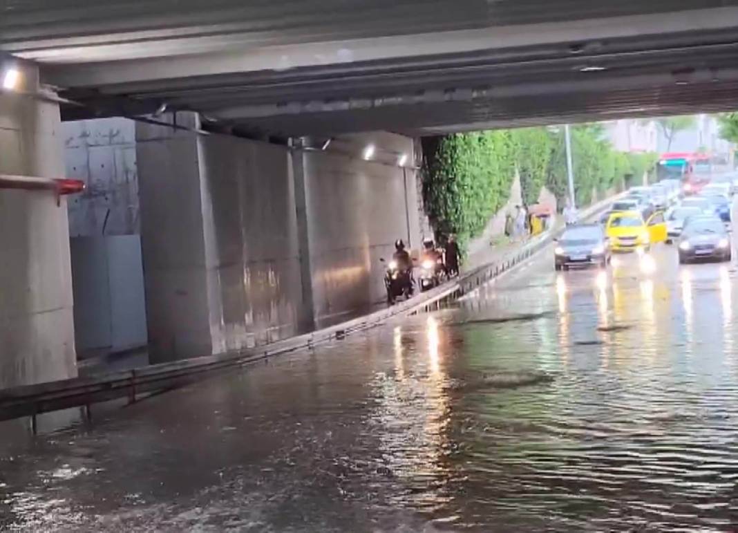 Tahminciler 4 gün, Meteoroloji saatler kala uyarmıştı! Konya’da tarihe geçecek yağış 5